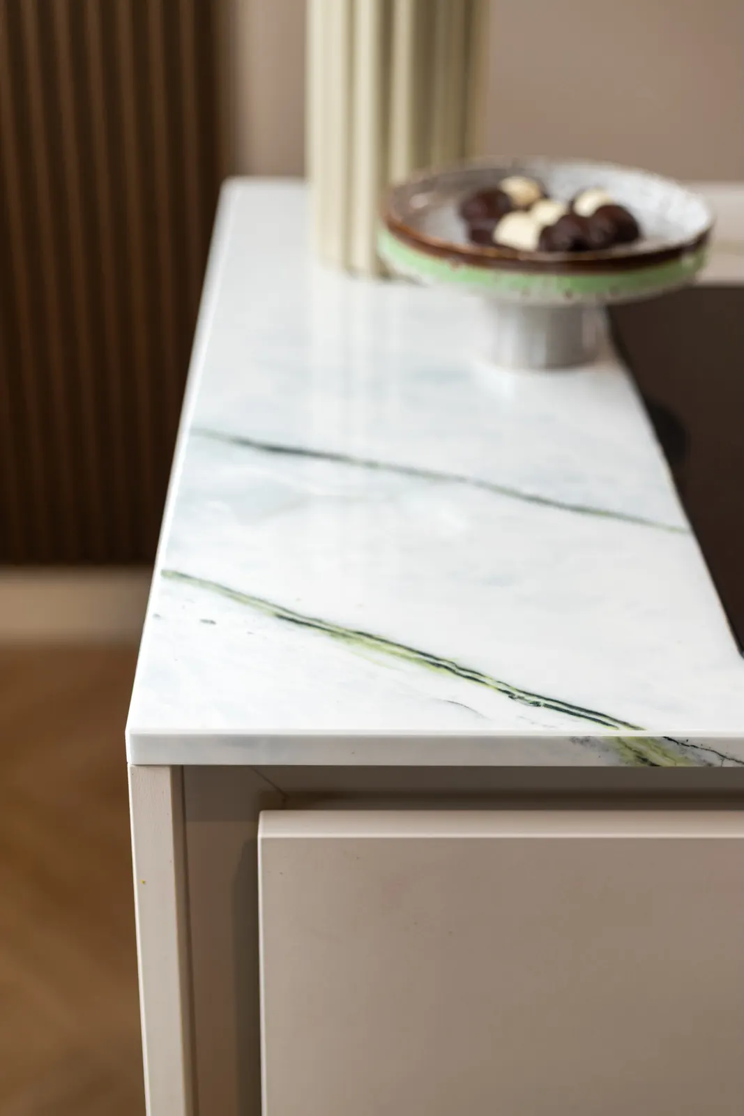 Detail van het marmeren aanrechtblad in de keuken van een villa in Zwolle