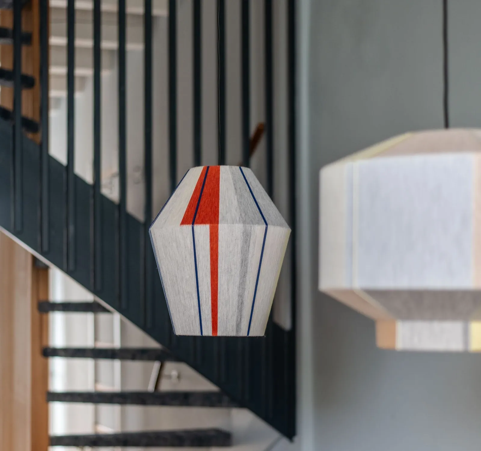 Sfeervolle woonkamer met designhanglamp, ontwerp Gewoon-G