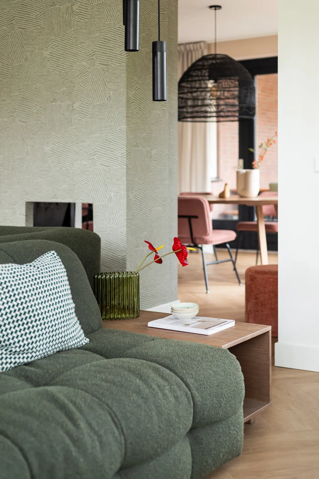 Groene modulaire bank met doorkijk naar de eethoek in een villa in Zwolle