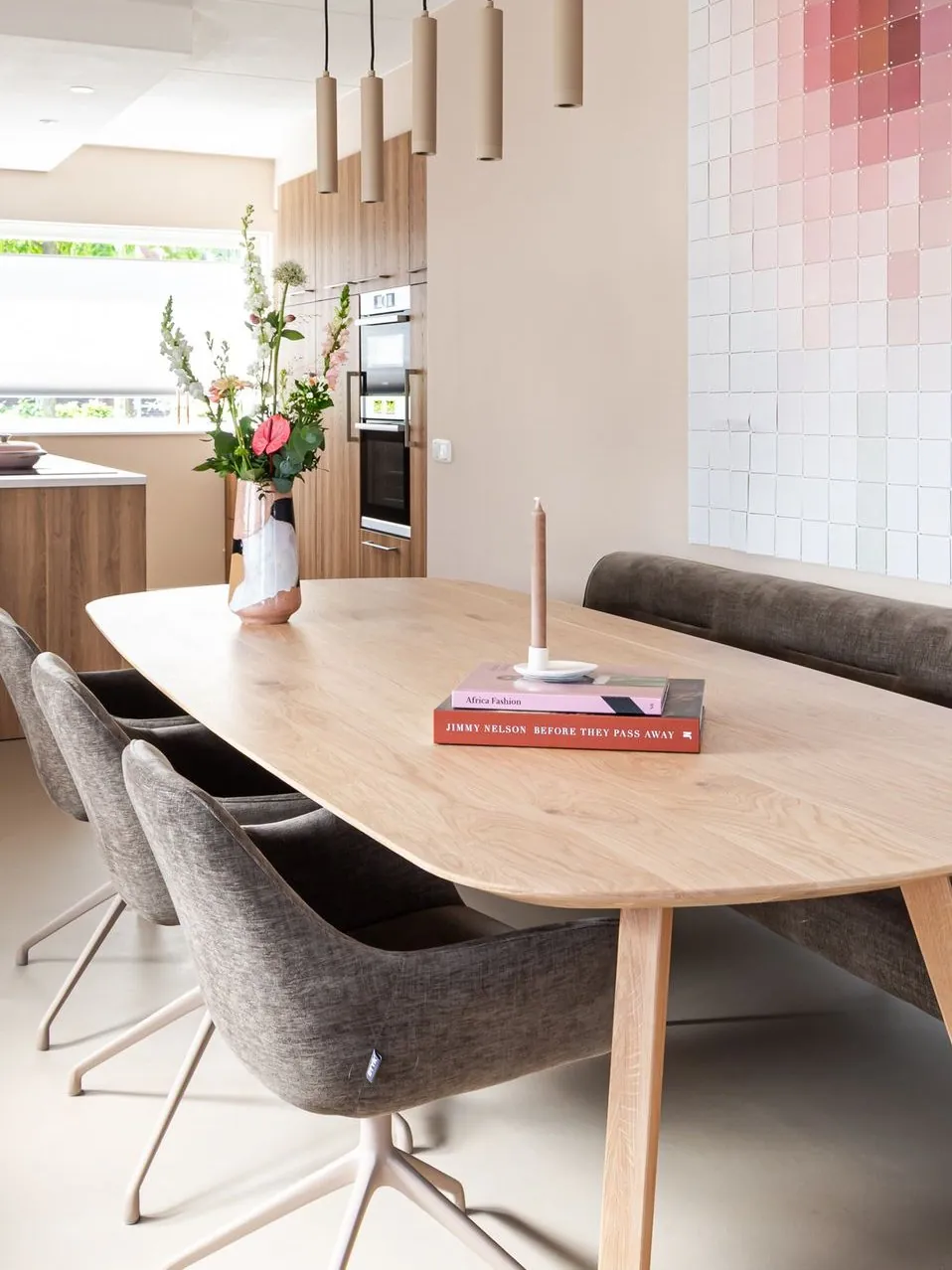 Compleet interieurontwerp met eettafel, keuken en zithoek in warme tinten