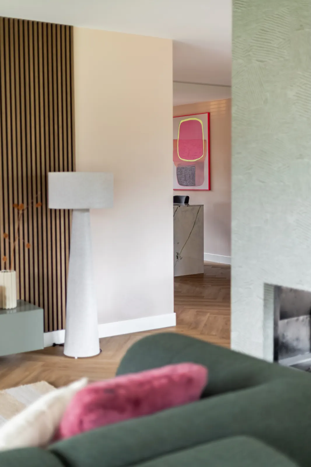 Doorkijk van de woonkamer naar de keuken in een vrijstaande villa in Zwolle