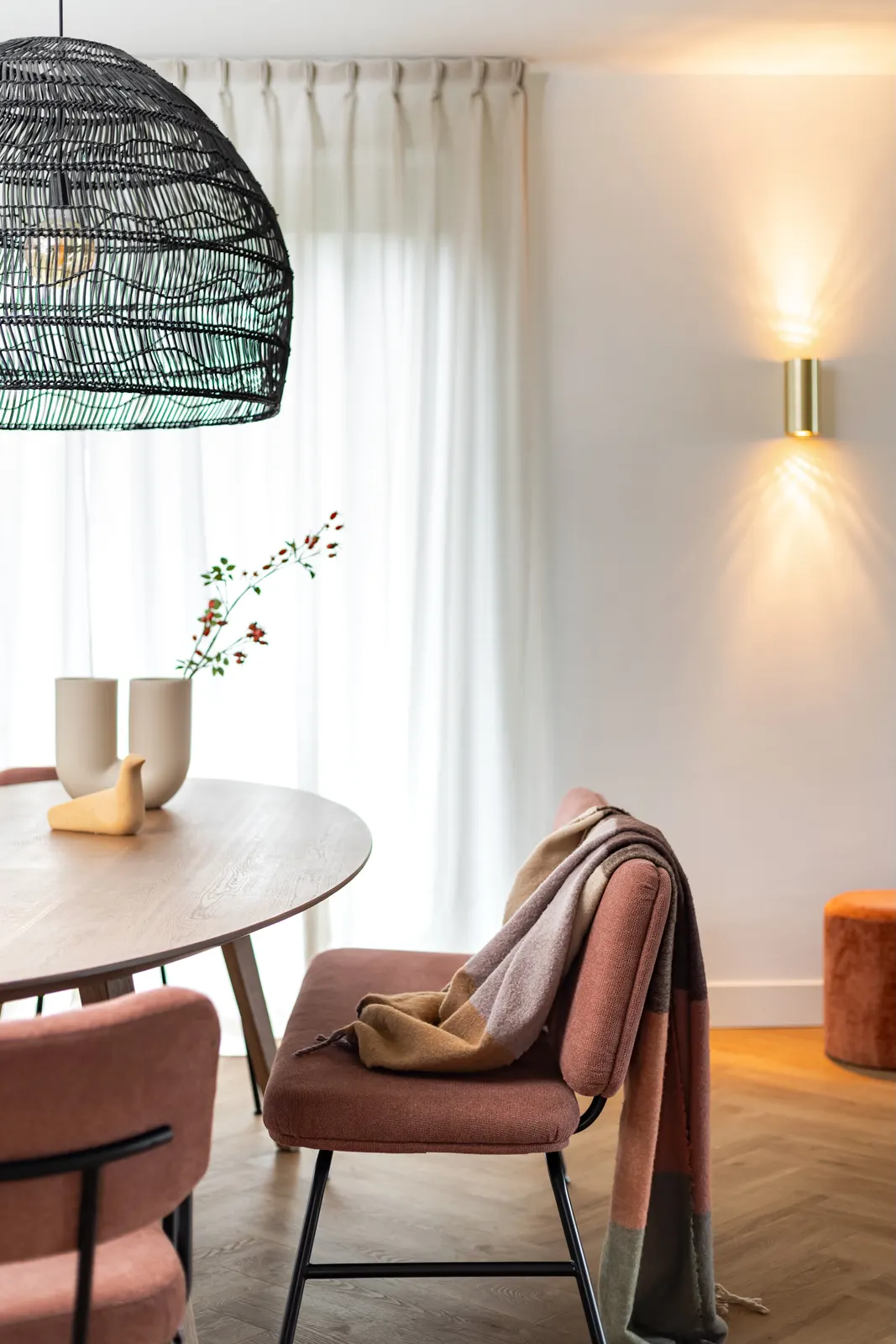 Eethoek bij het raam met roze stoelen in een villa in Zwolle