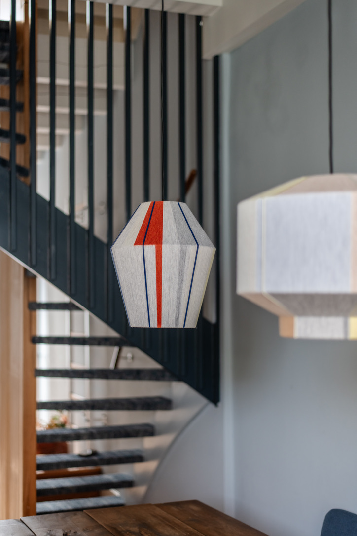 Design hanglamp bij trap in interieurontwerp grachtenpand