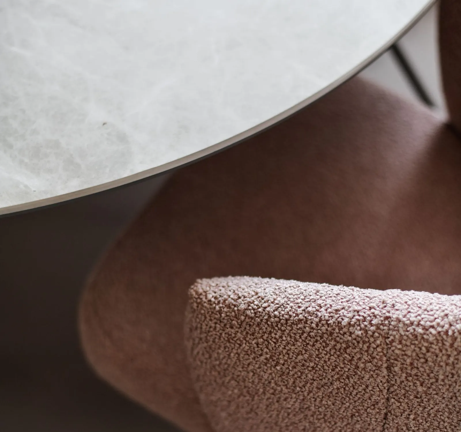 Close-up van eettafel met keramiek en fauteuil