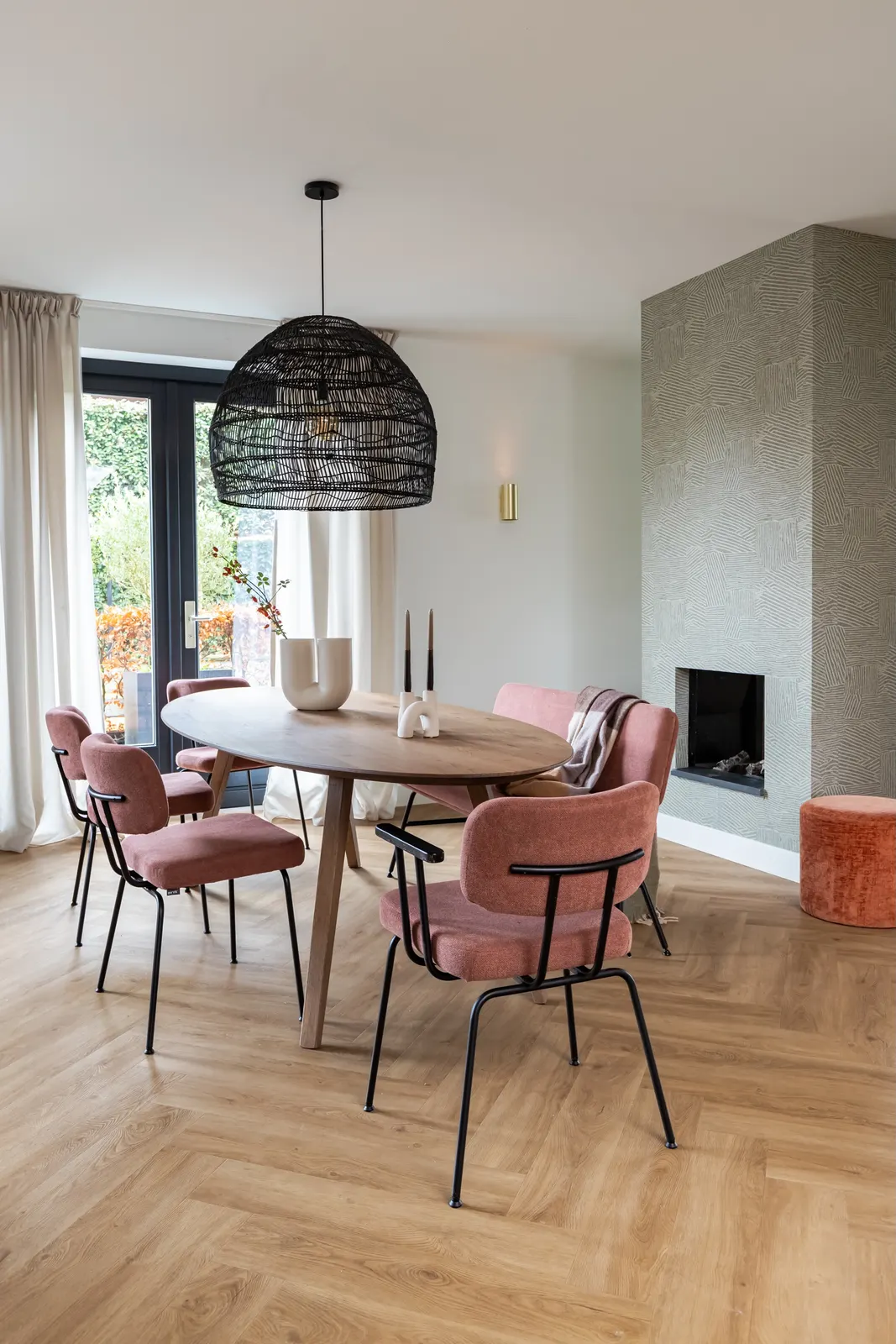 Eethoek met ronde tafel en roze stoelen in een vrijstaande villa in Zwolle
