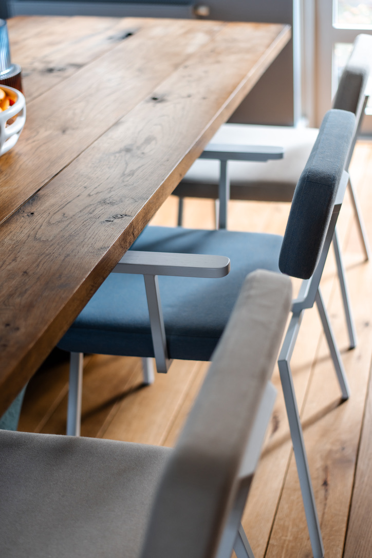 Eettafel in interieurontwerp grachtenpand Zwolle