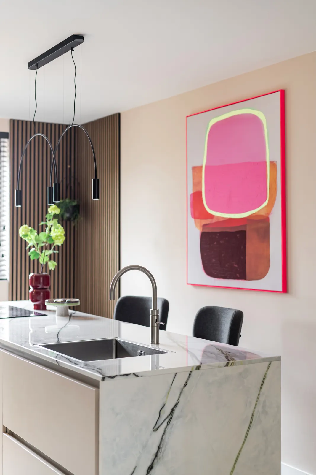 Kookeiland met marmeren blad en kunstwerk in een villa in Zwolle