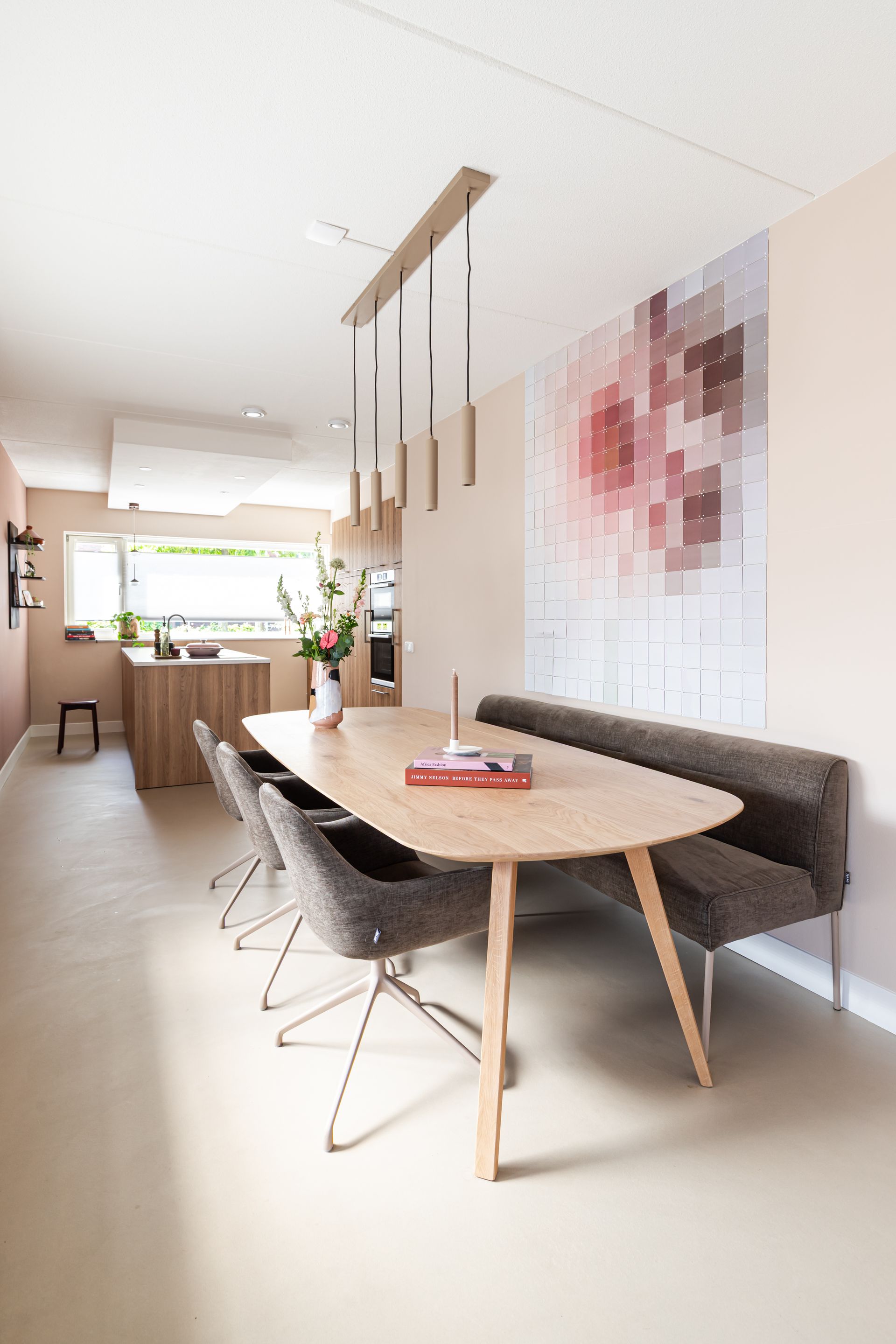 Detail interieurontwerp met hout en zachte stoffen in Zwolle