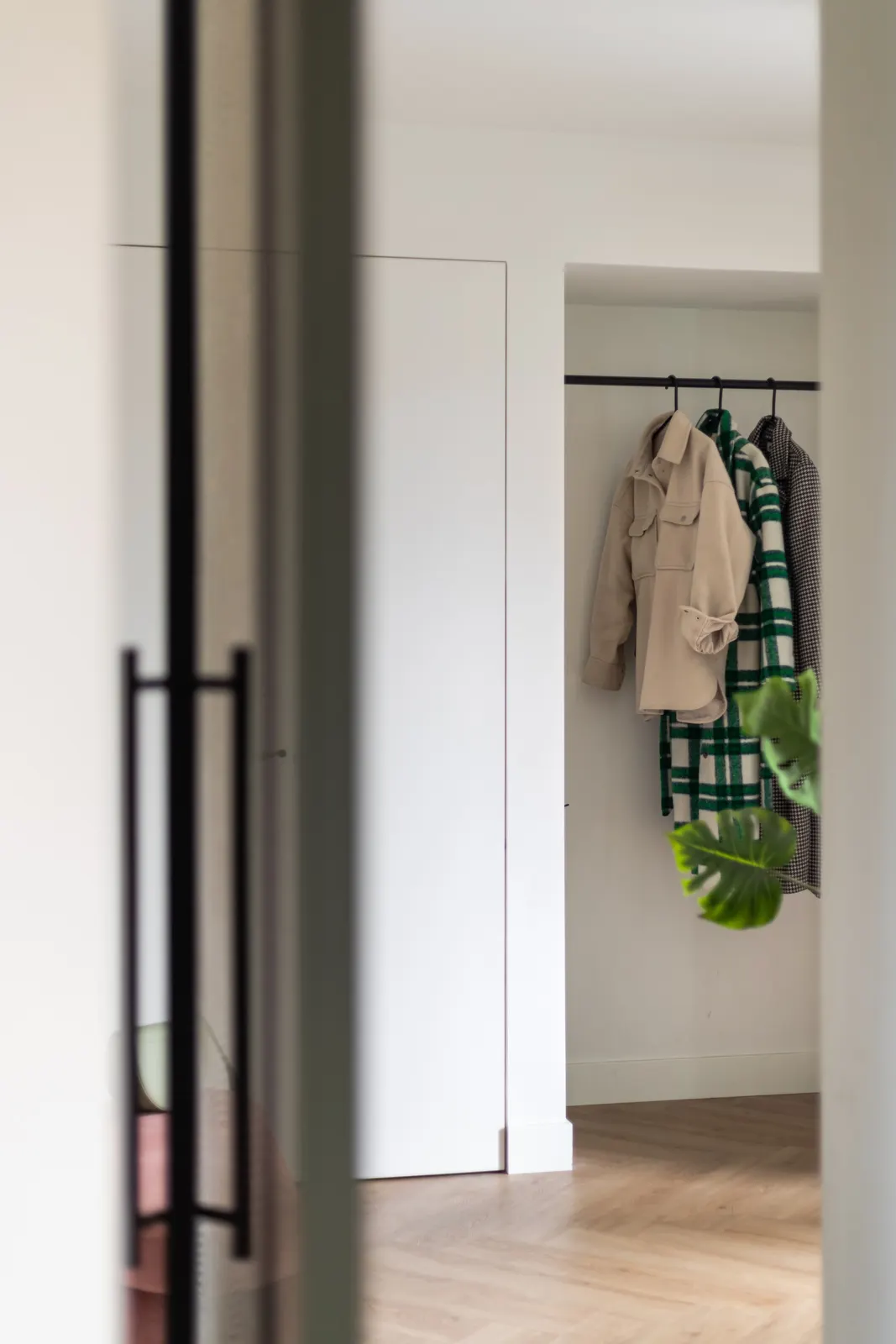 Doorkijk naar de kapstok in de hal van een villa in Zwolle