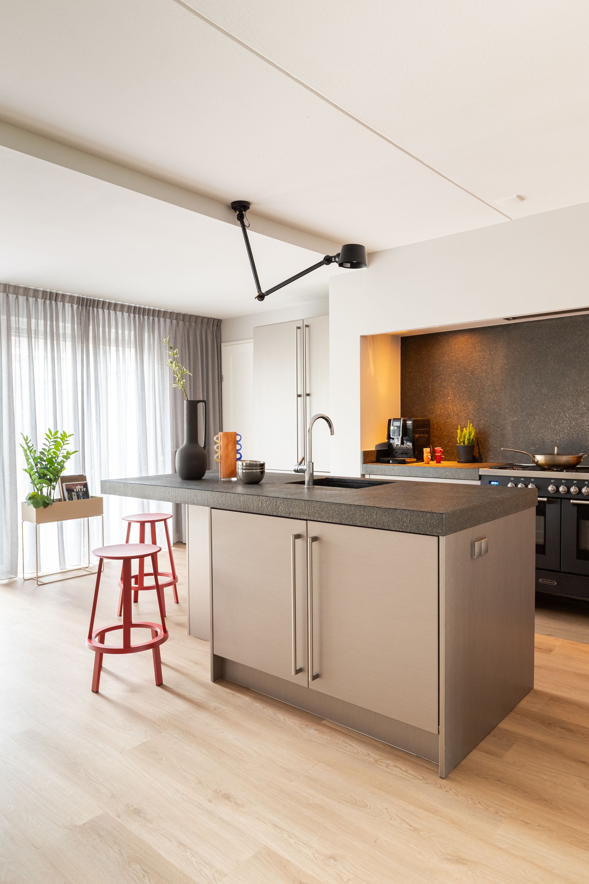 Warme woonkamer in interieurontwerp hoekwoning