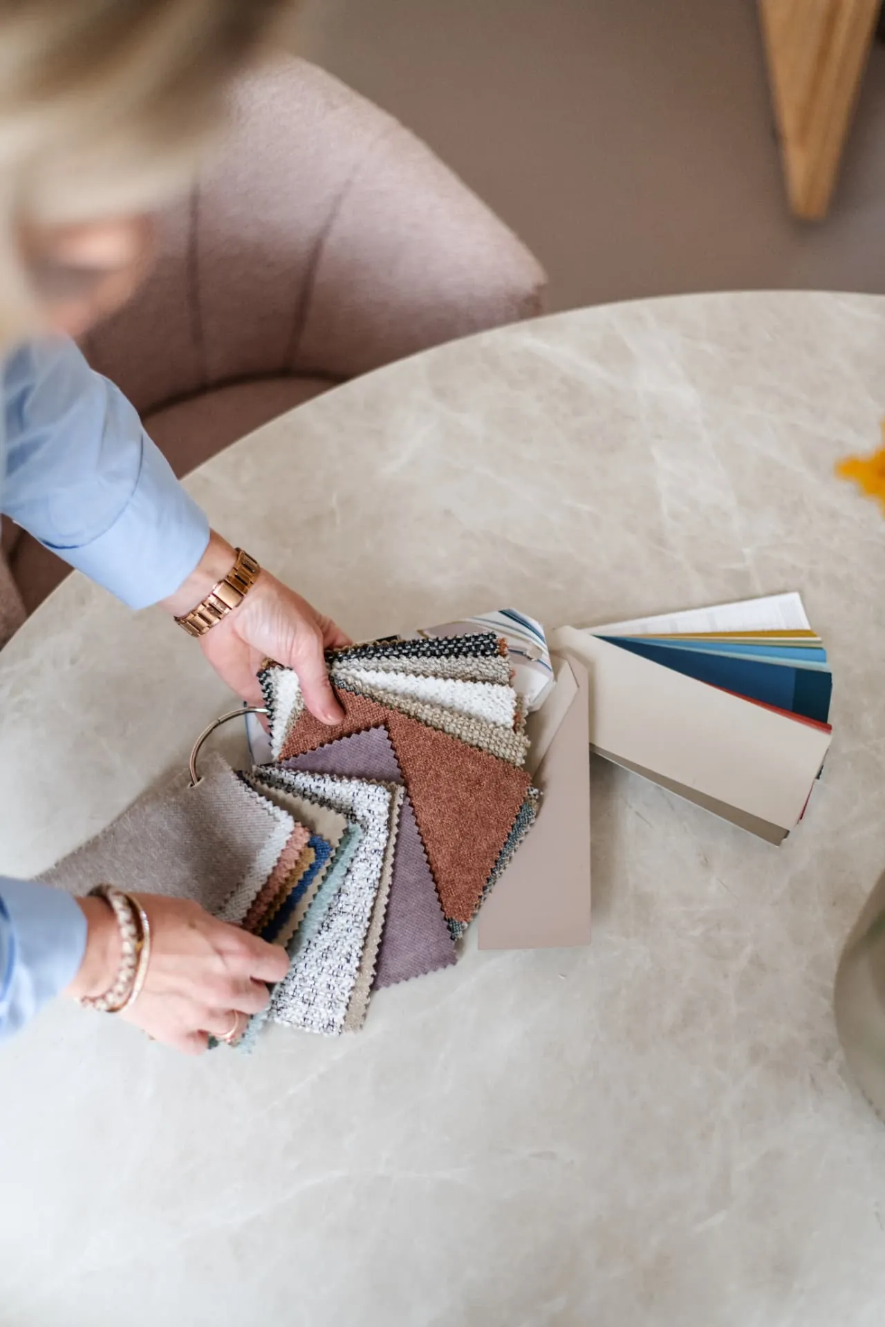 Stof- en materiaalstalen met kleurenwaaier voor een persoonlijk interieuradvies