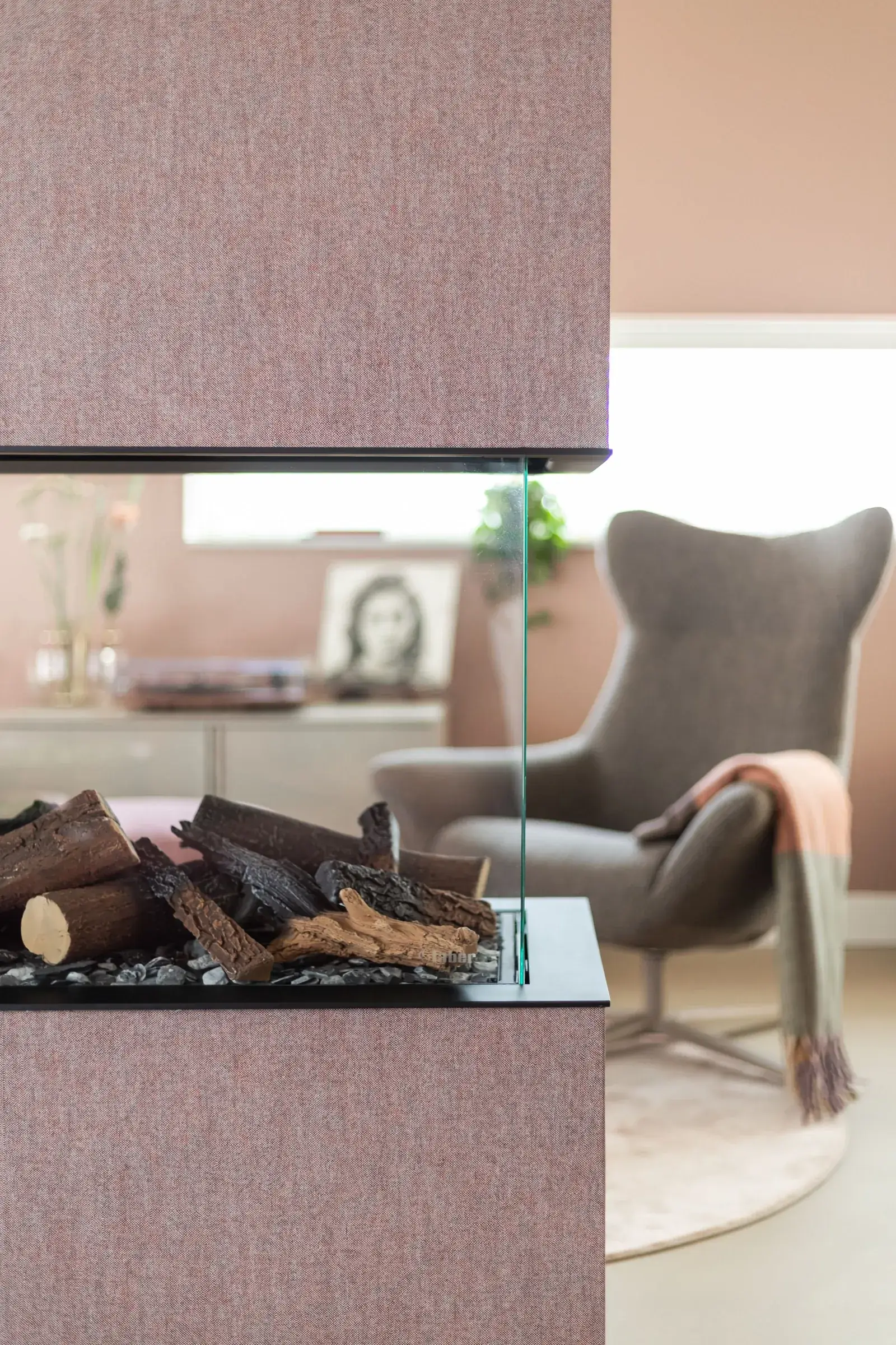 Doorkijkhaard en roomdivider in een woonkamer in Zwolle