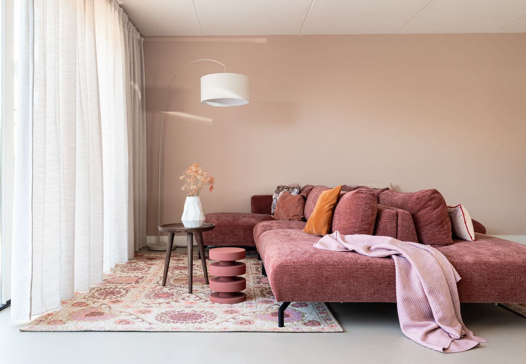 Interieurontwerp woonkamer met roomdivider in twee-onder-een-kapwoning Zwolle