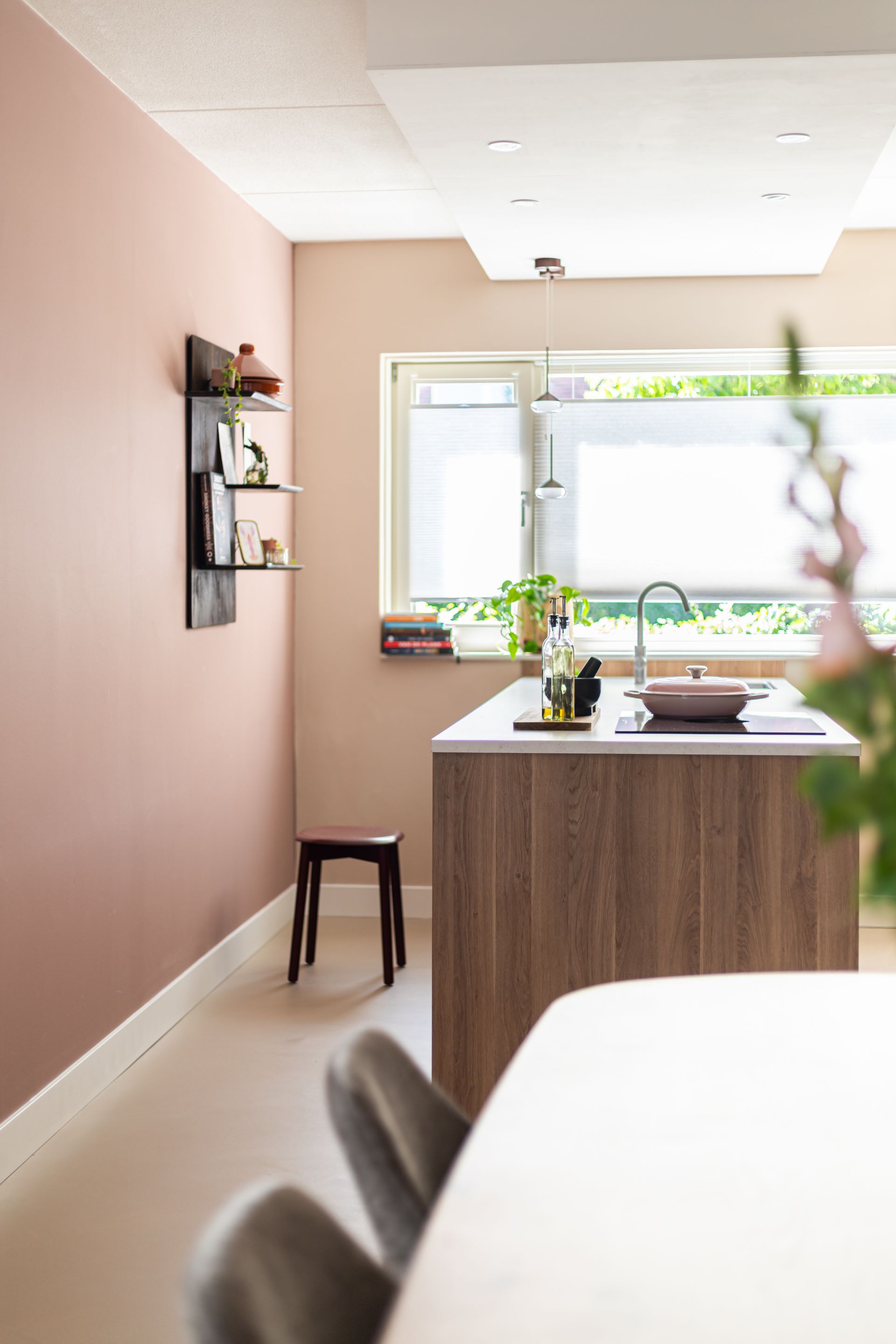 Woonkamer interieurontwerp met warm kleurenpalet en zitzone