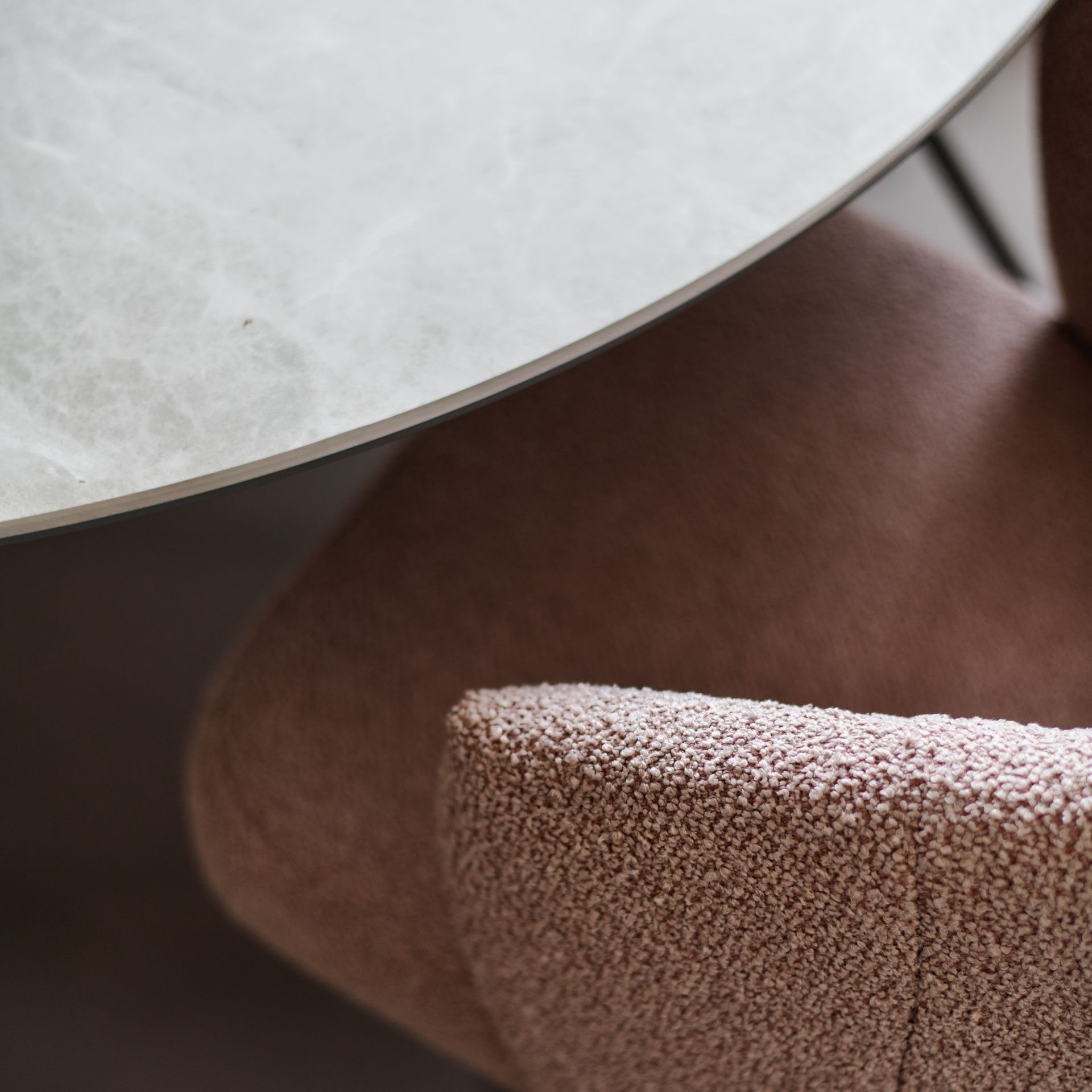 Detail interieuradvies eettafel met keramiek en fauteuil