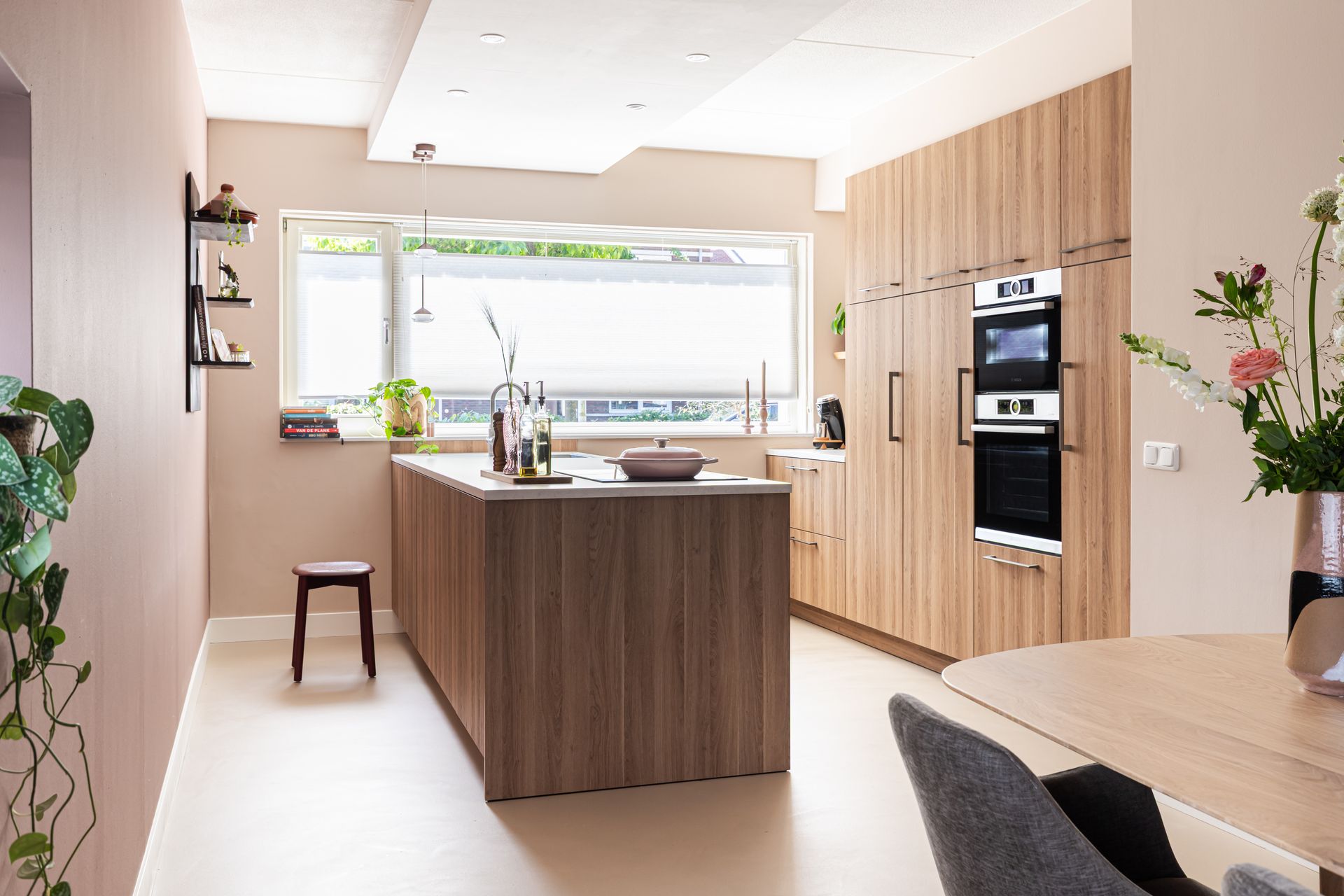 Woonkamer interieurontwerp met grote ramen en natuurlijk licht