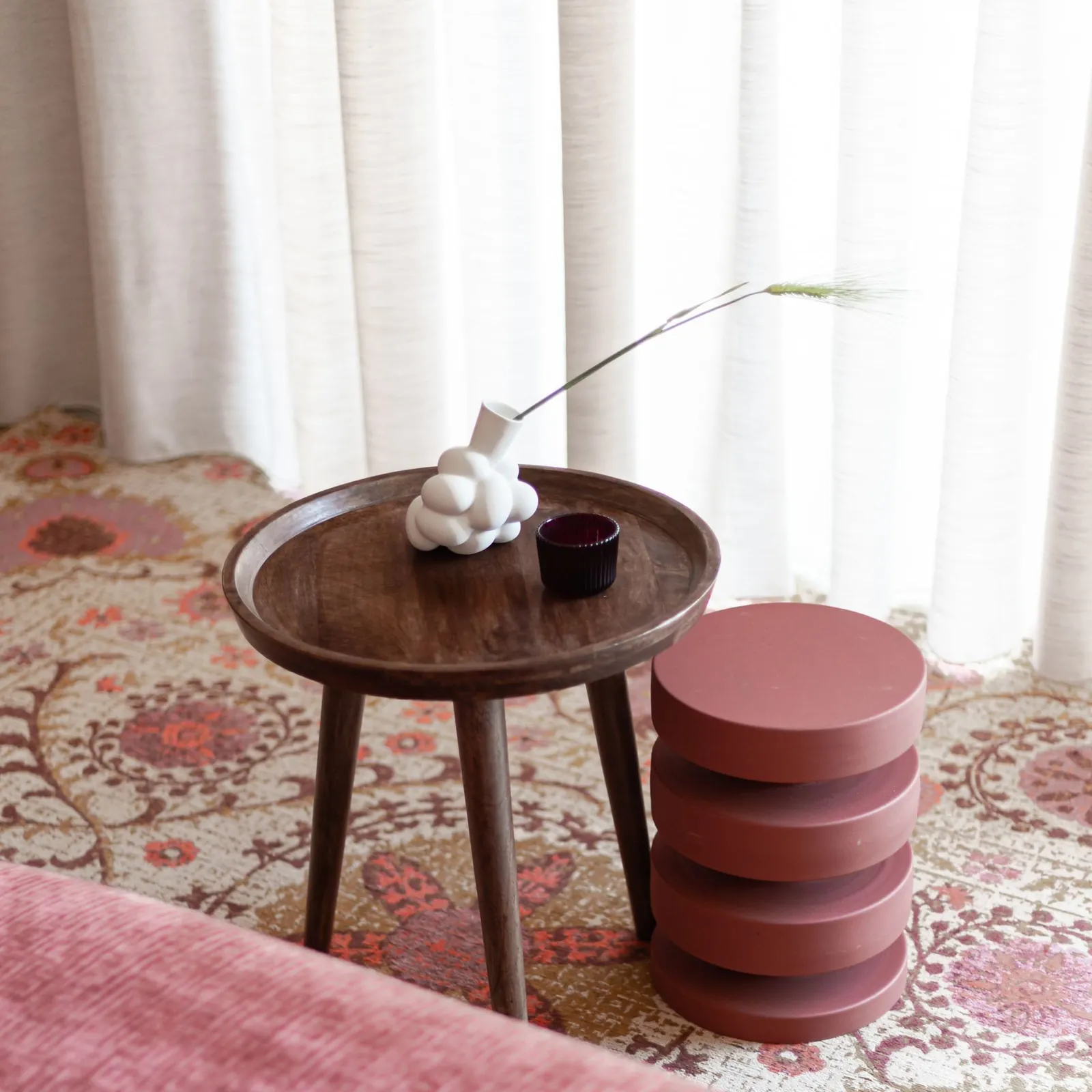 Bijzettafels in een warm interieur, ontwerp Gewoon-G