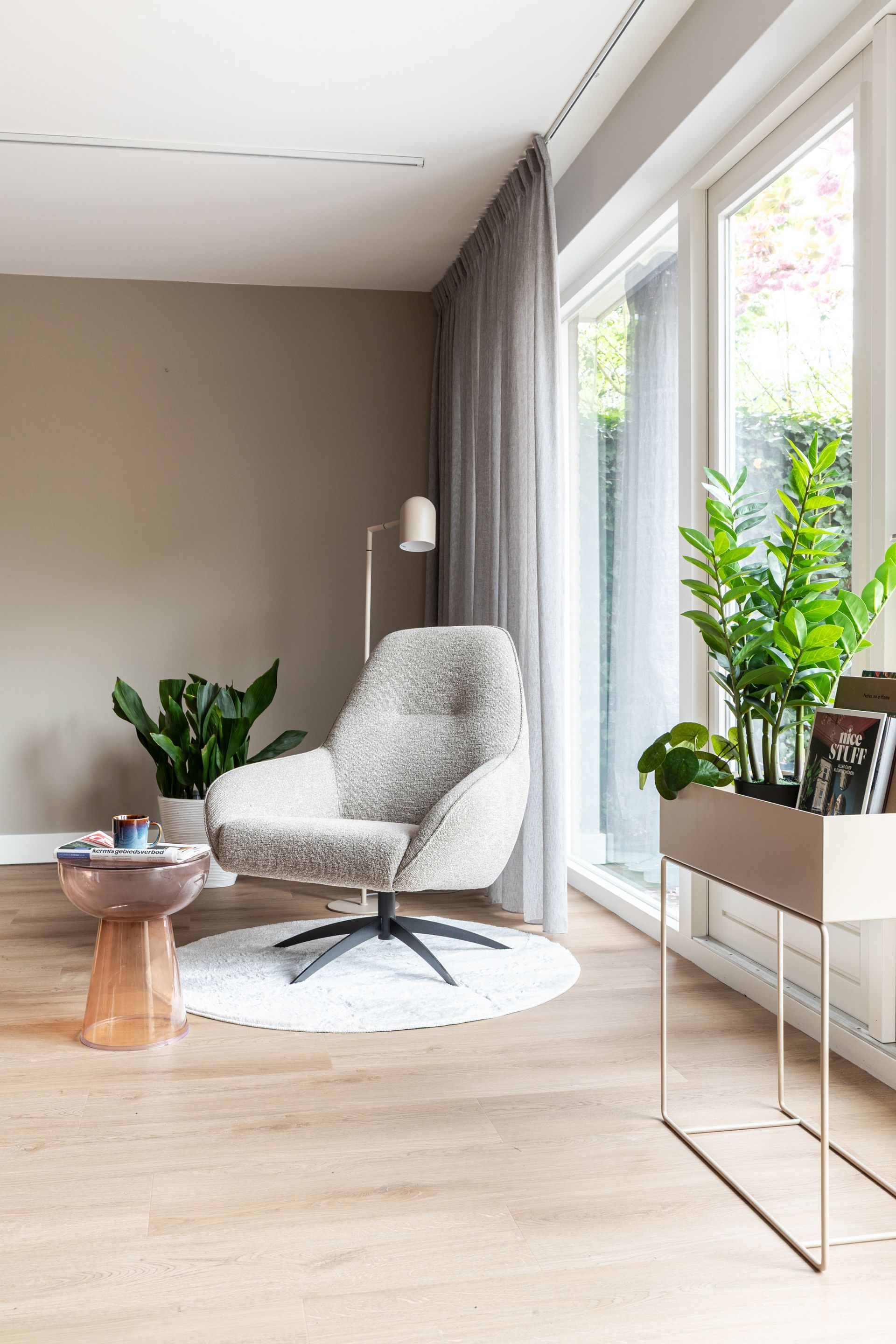 Interieurontwerp woonkamer met fauteuil in Scandinavische stijl Zwolle