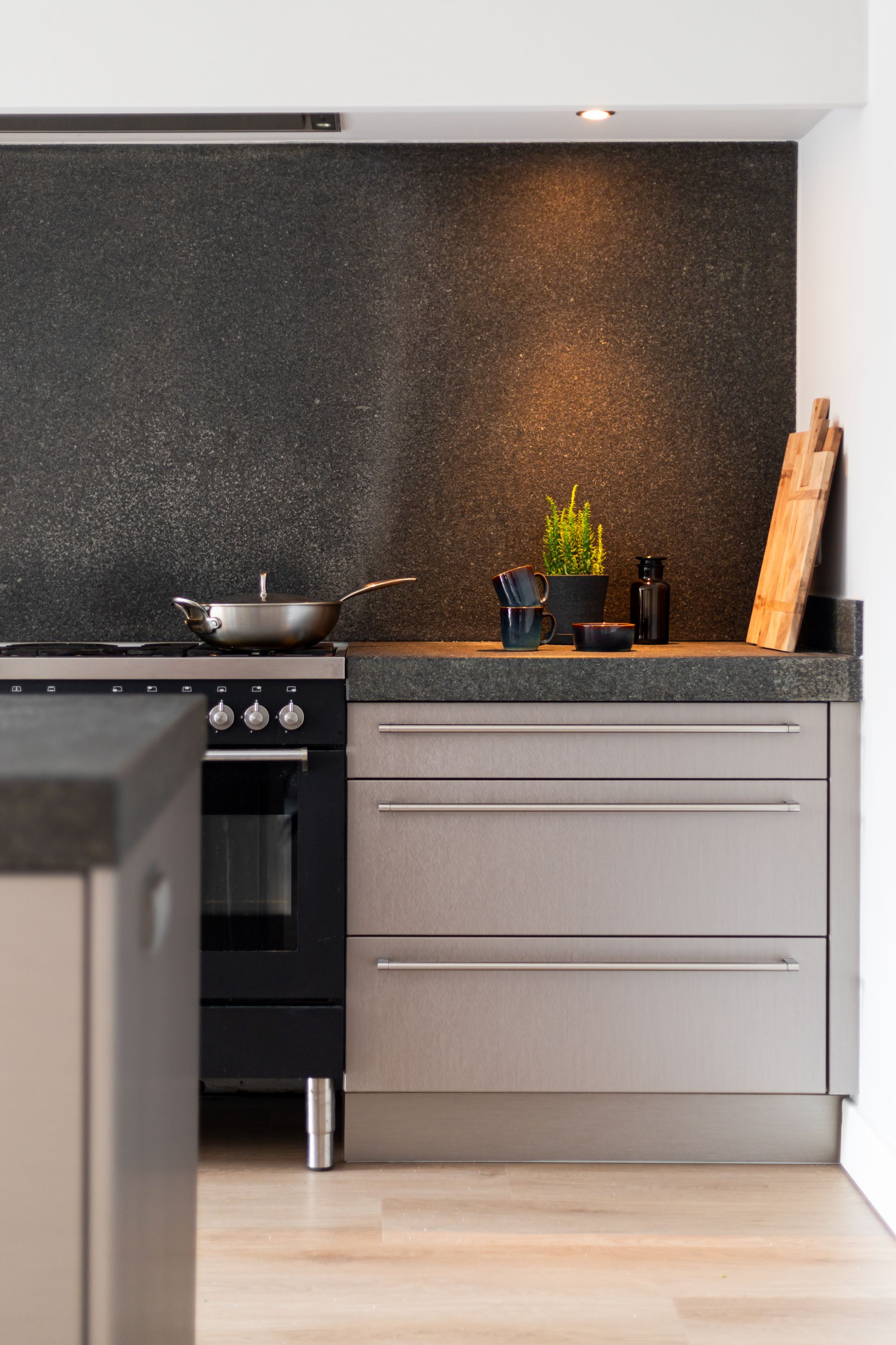 Detail interieurontwerp hoekwoning met behang en stoffen